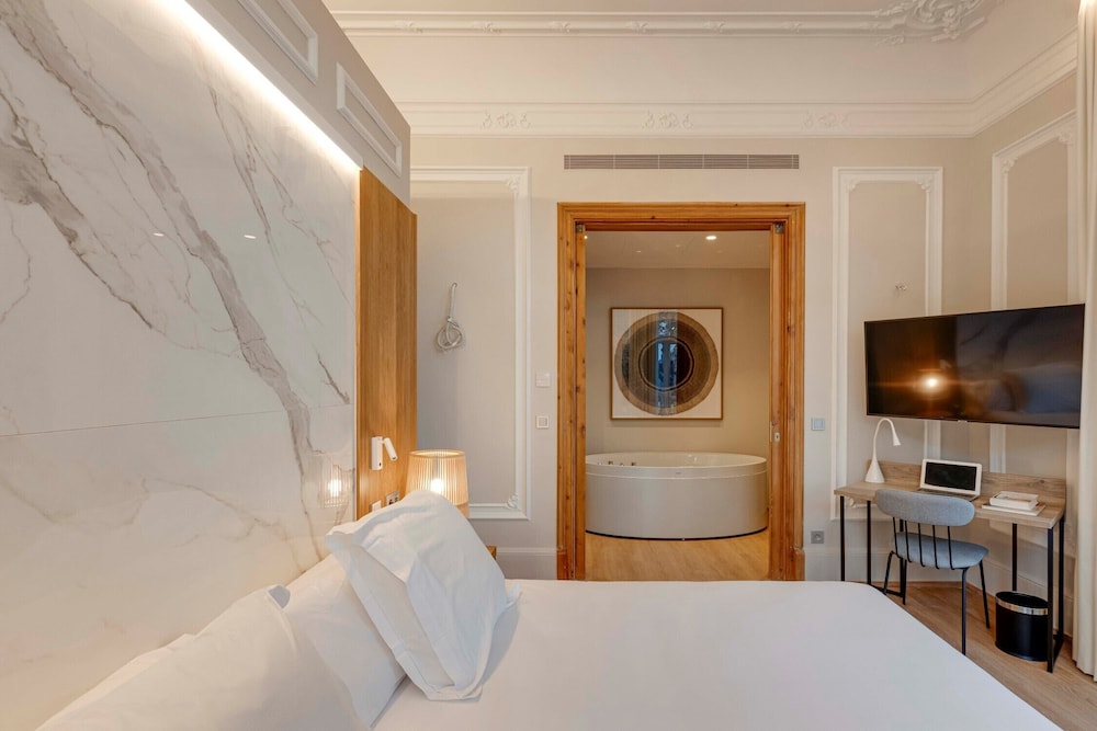 Deluxe Room, Jetted Tub photo 2