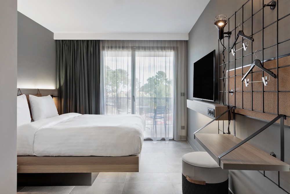 Room, 1 Queen Bed, Non Smoking, Balcony photo 1