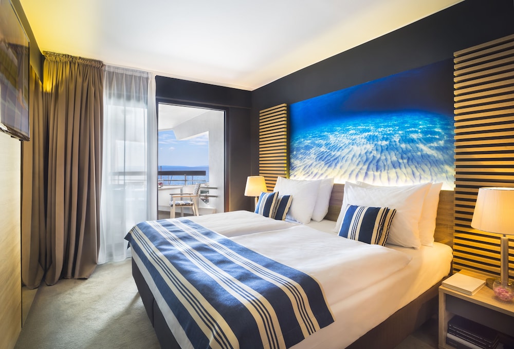 Suite - Photo 1