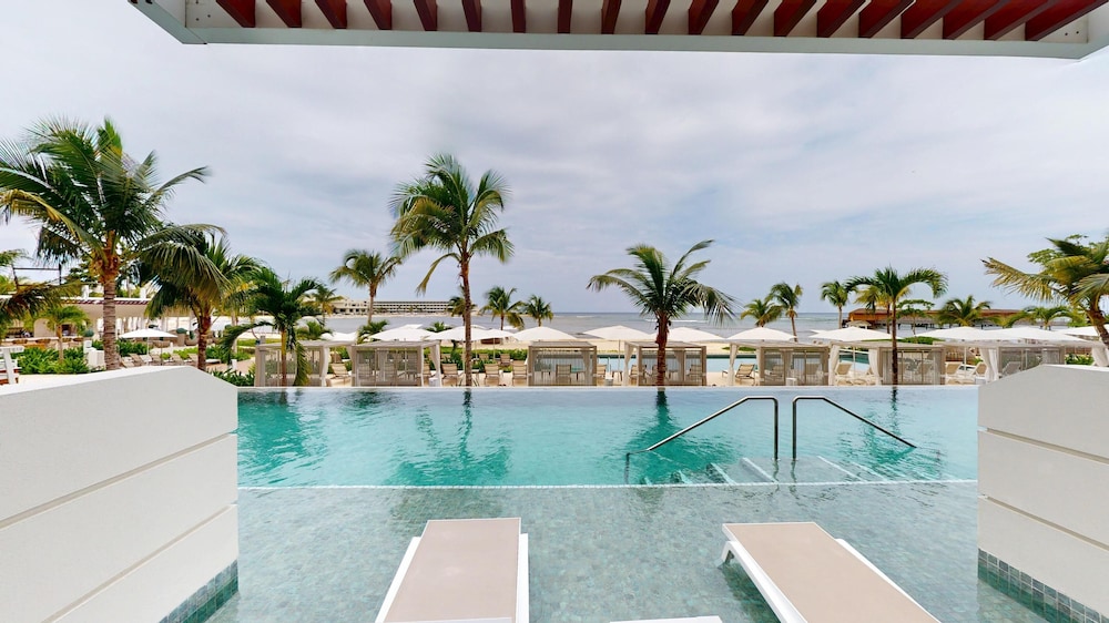 Swim Out Deluxe Jr. Suite