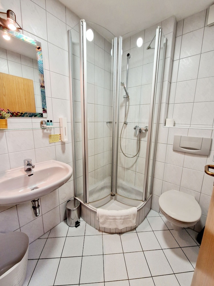 Twin Room, Private Bathroom - Photo 4