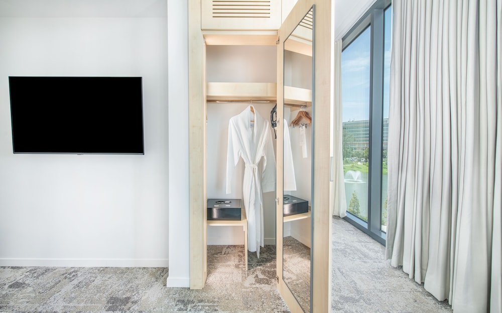 Suite, Lake View - Photo 2