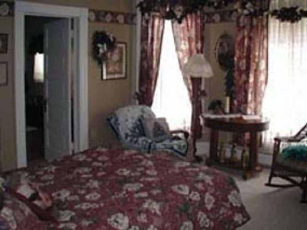 Deluxe Room, 1 Queen Bed photo 1
