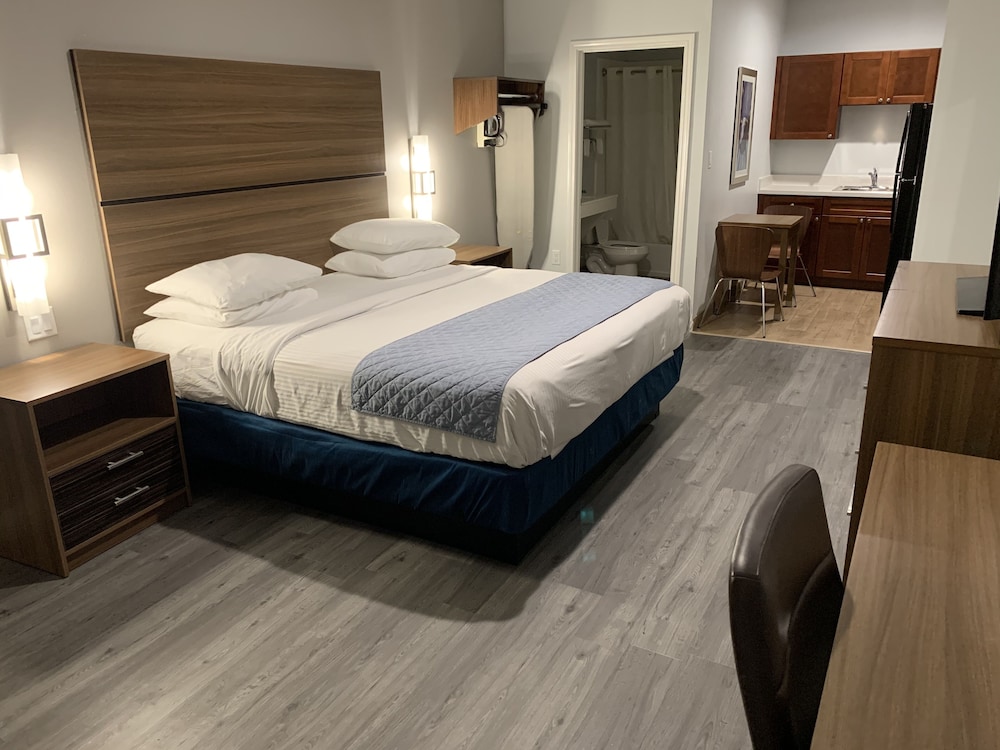 Suite, 1 King Bed, Accessible, Non Smoking (Kitchenette) photo 3