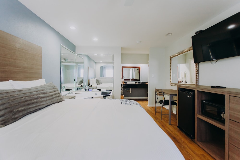 Room, 1 King Bed, Non Smoking, Jetted Tub photo 3