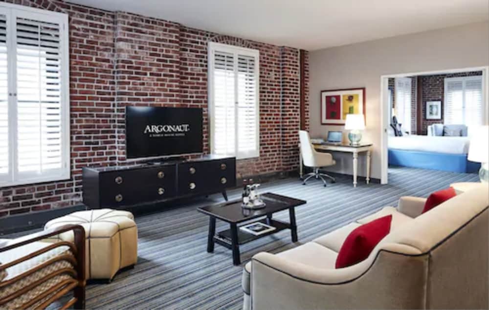 Suite, 1 King Bed, Mobility Accessible - Photo 5