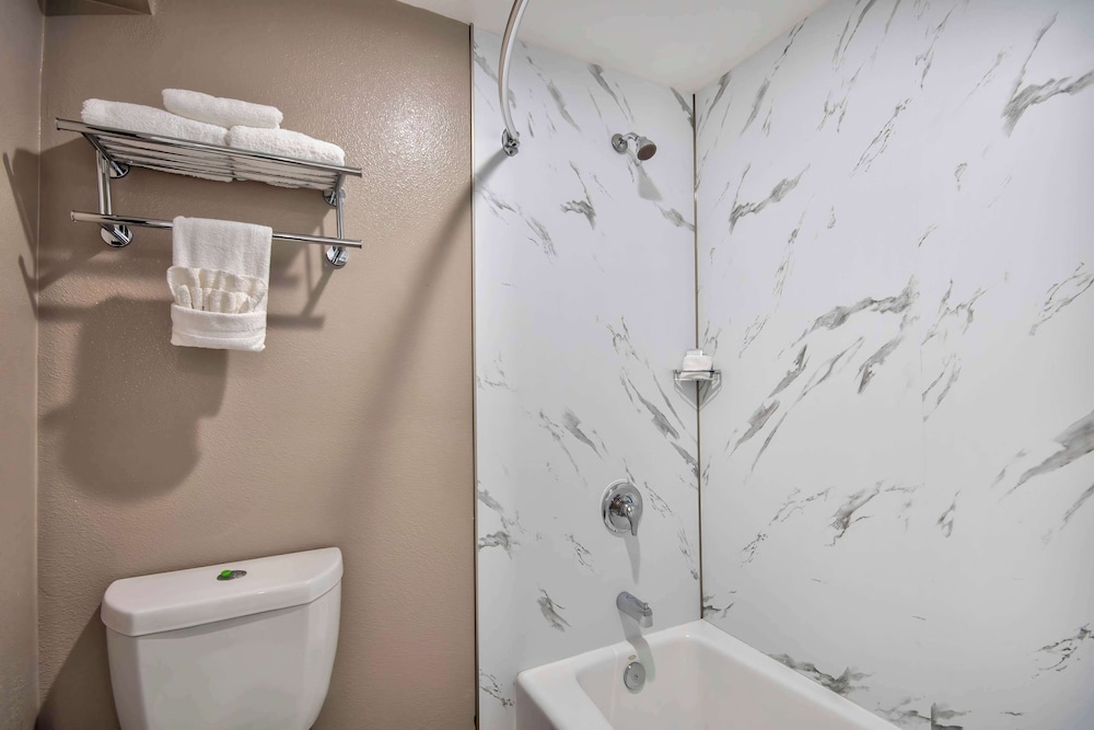 Deluxe Suite, 2 Queen Beds, Non Smoking, Kitchenette - Photo 10