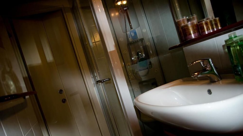 Room (Shared Bathroom) photo 3