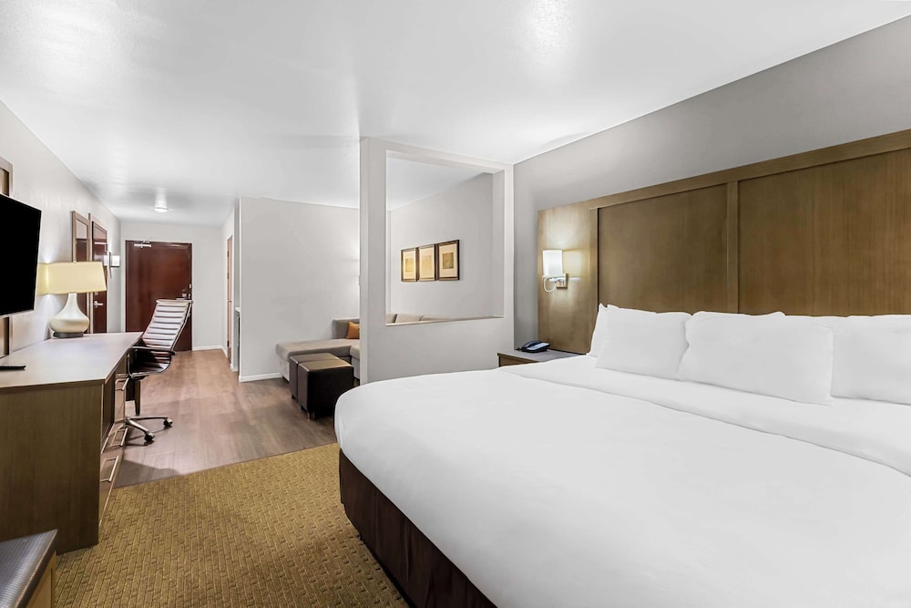 Suite, Multiple Beds, Non Smoking photo 3