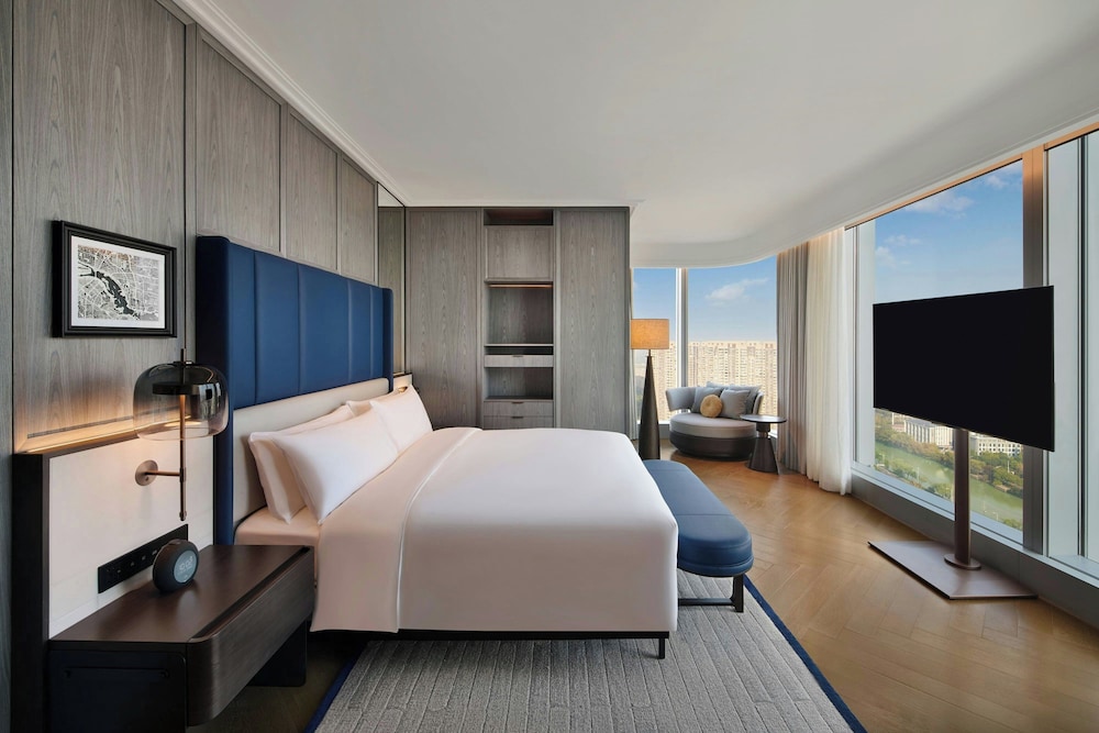 Deluxe Suite, 1 King Bed, Canal View photo 1