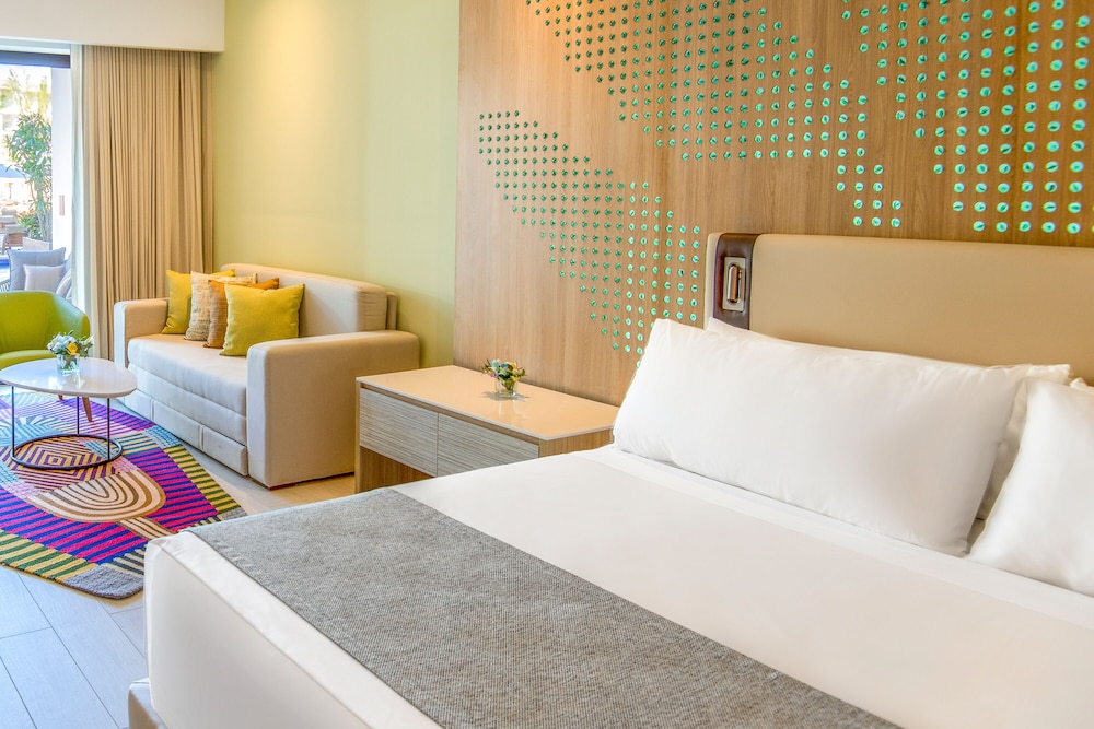 Junior Suite, 1 King Bed With Sofa Bed, Oceanfront (club)