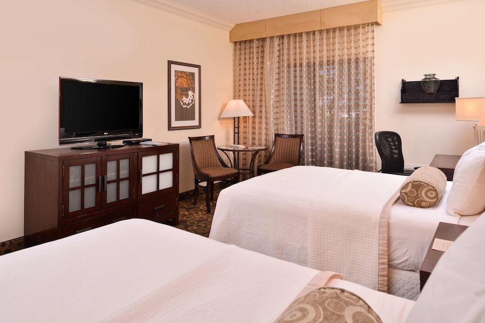 Suite, 1 King Bed, Non Smoking, Refrigerator & Microwave (Separate Living Room) - Photo 3