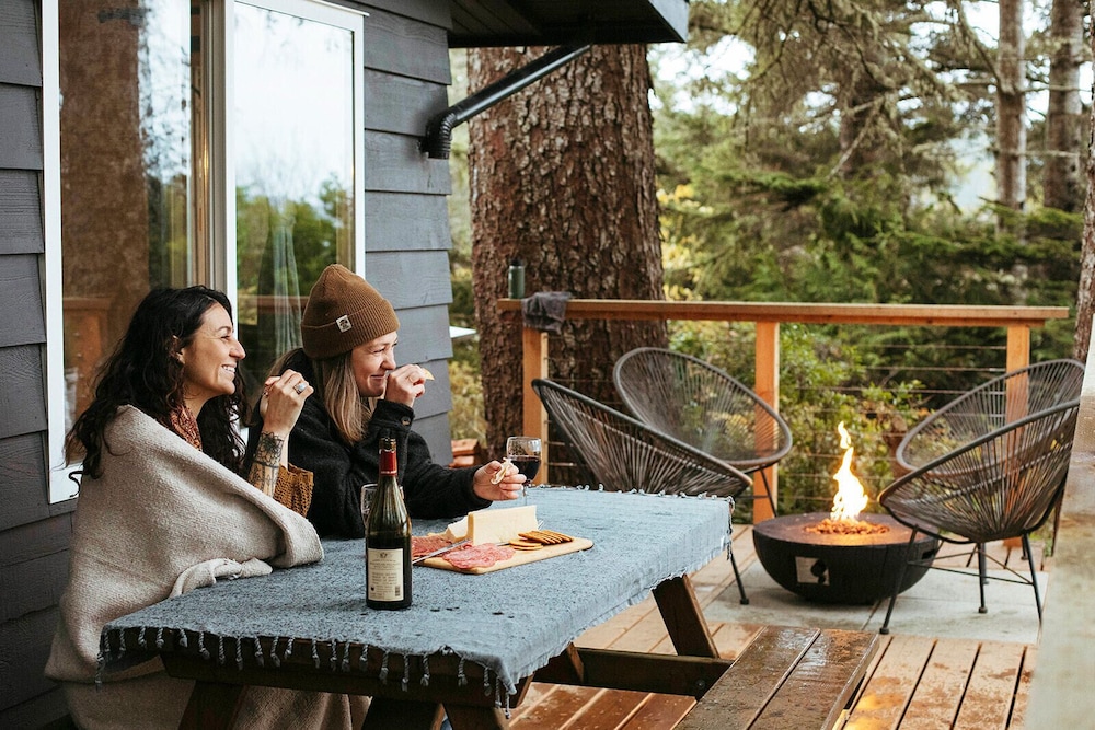 Classic Cabin, 2 Bedrooms, Hot Tub, Ocean View photo 1
