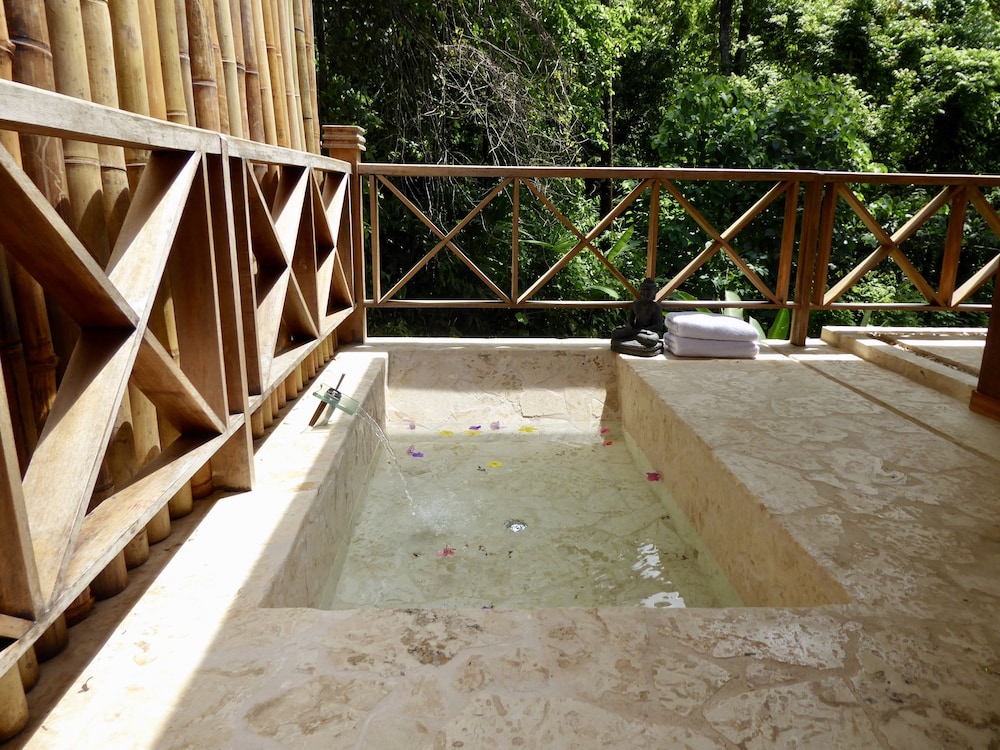 Deluxe Cabin, 1 Queen Bed, Bathtub, Mountainside photo 2