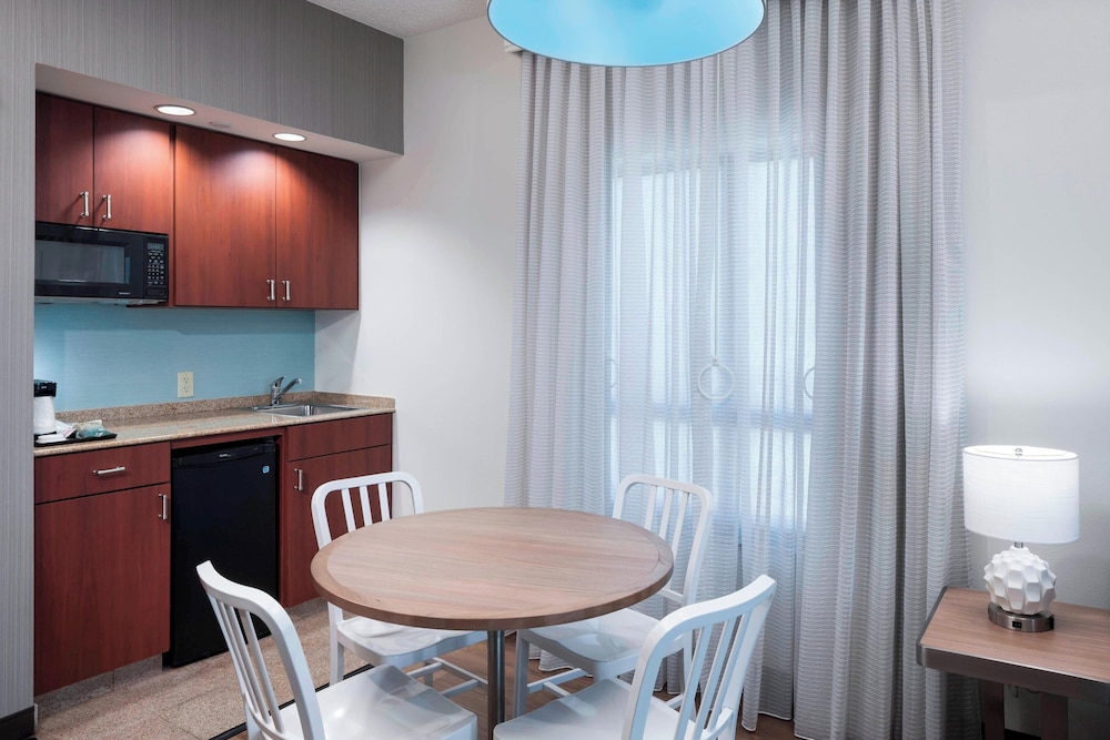 Suite, 1 Bedroom - Photo 3