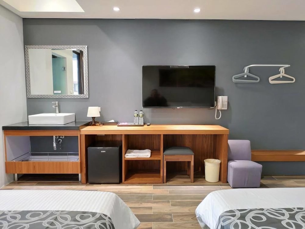 Luxury Six-Person Room photo 2