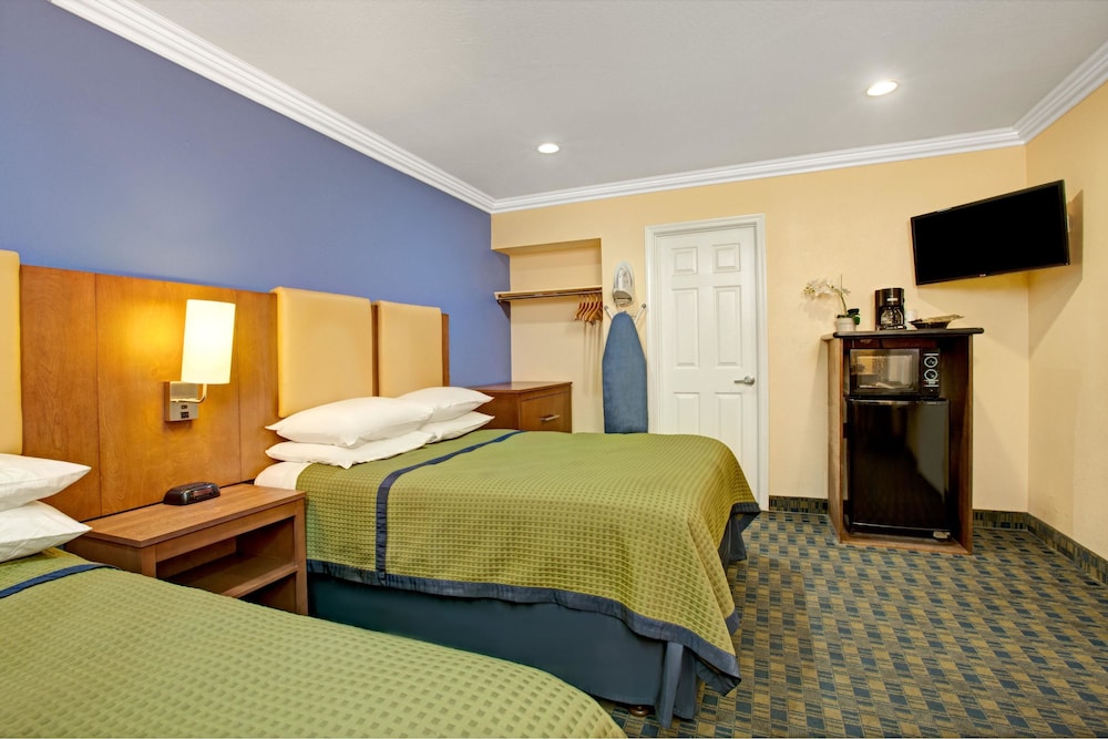 Standard Room, 2 Queen Beds - Photo 1