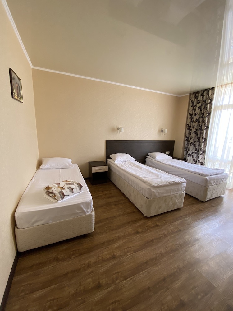 Economy Triple Room, 1 Bedroom, Non Smoking, Courtyard View photo 1
