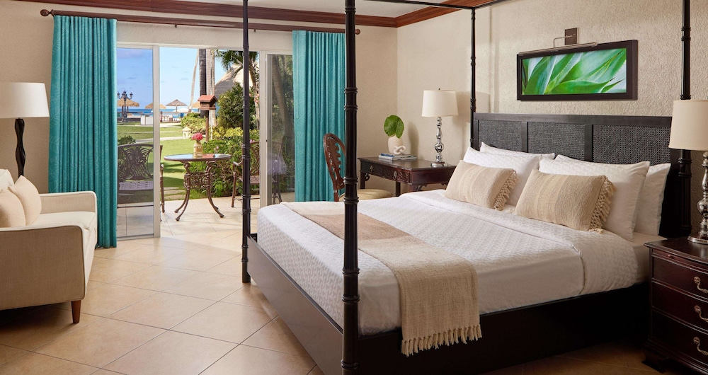 Club Suite, 1 Bedroom, Garden View (Caribbean Walkout Club Level Veranda)