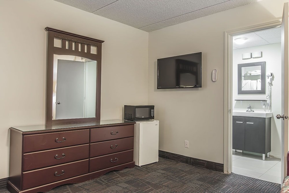 Economy Room, 1 Queen Bed (Half Basement) photo 2