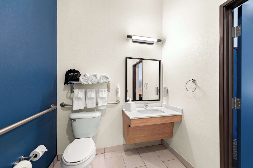 Room, 1 King Bed, Accessible, Bathtub - Photo 5