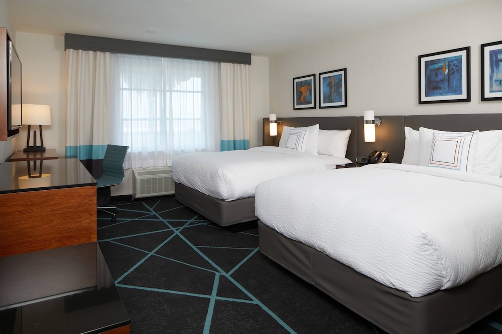 Room, 2 Queen Beds (Mobility Accessible, Roll-In Shower) photo 1