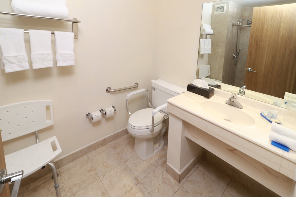 Room, 2 Queen Beds, Accessible (Roll-In Shower) - Photo 6