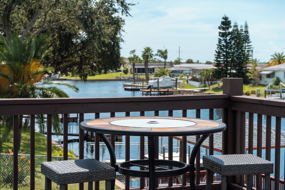 Comfort Townhome, 2 Bedrooms, Kitchen, Lake View