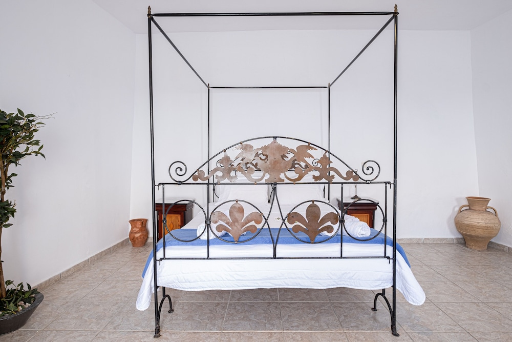 Standard Double Room (Caldera View)