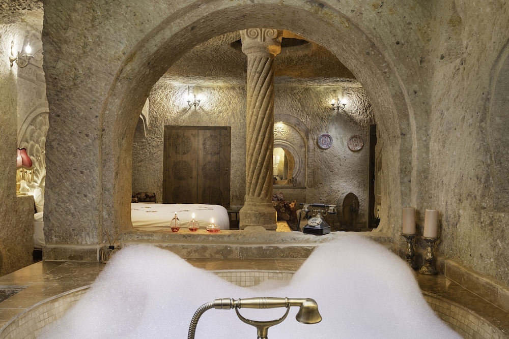 Luxury Suite - Photo 5