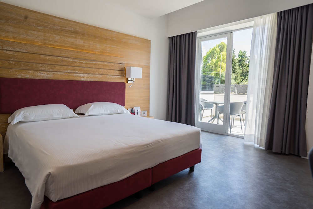 Deluxe Double or Twin Room - Photo 7