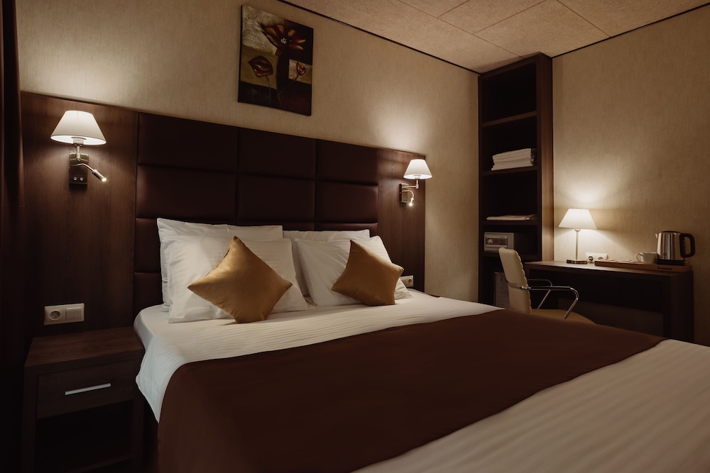 Standard Room, 1 King Bed, Non Smoking photo 1