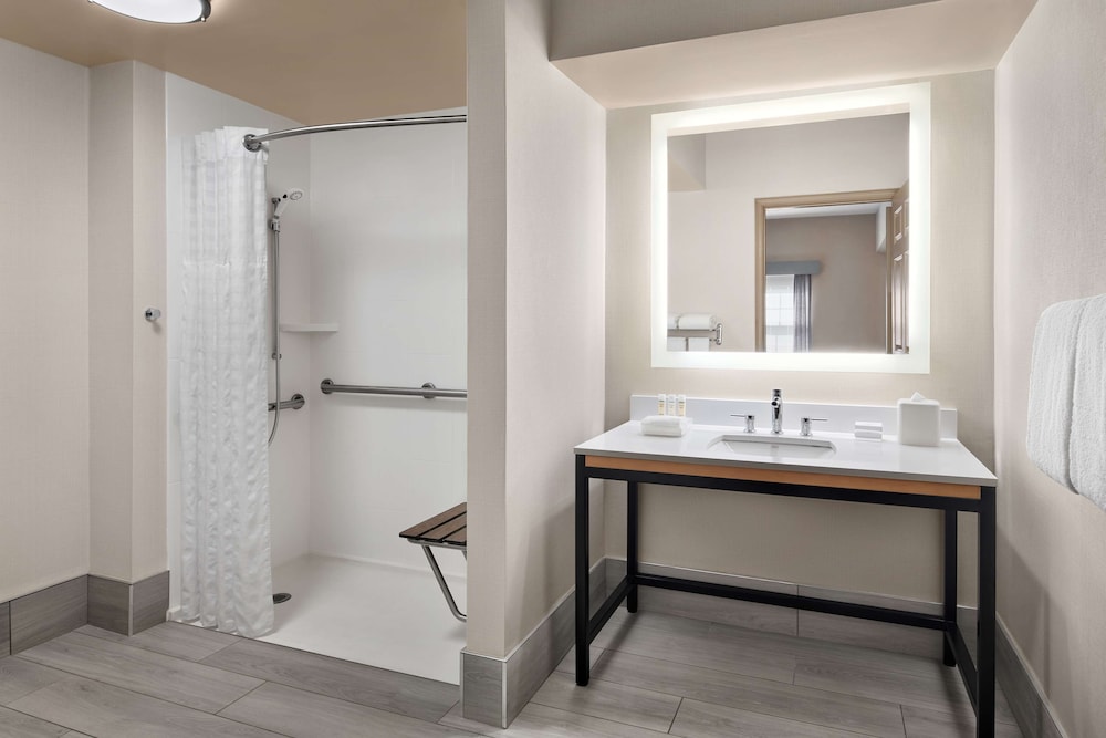 Two Bedroom Suite, 1 King 2 Double Beds, Accessible Shower - Photo 6
