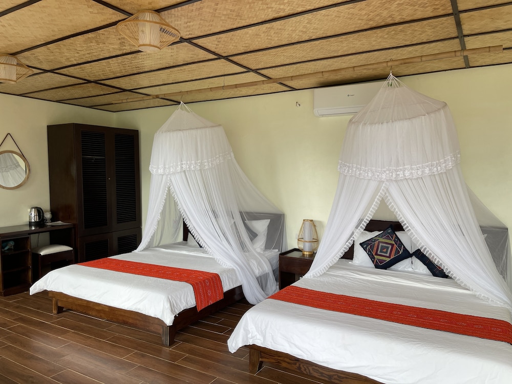Deluxe Quadruple Room, 2 Queen Beds, Mountain View photo 2