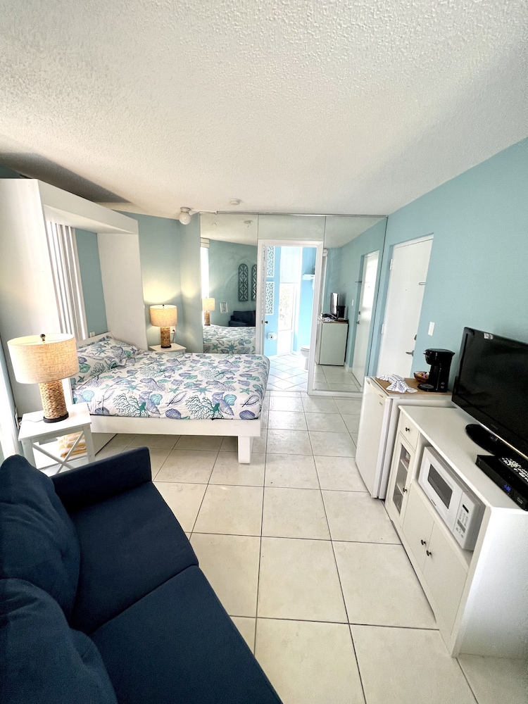 Studio Suite, Ocean View (Sea Glass) photo 1