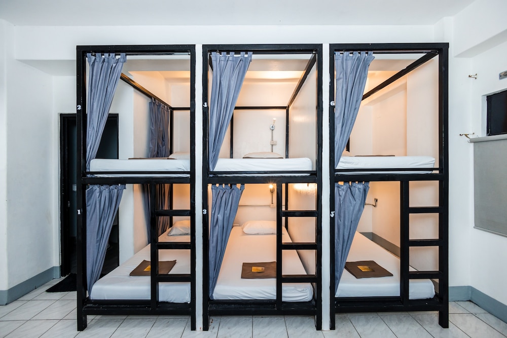 1 Bed in Standard 6-Bed Dorm photo 3