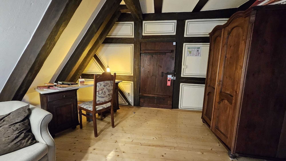 Basic Single Room, Valley View photo 3