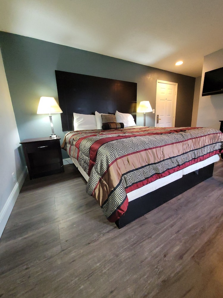 Standard Room, 1 King Bed, Smoking photo 1