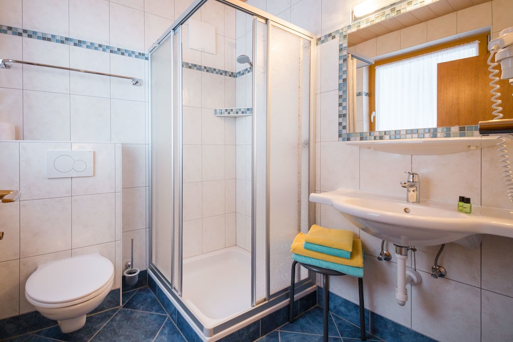 Basic Double Room, 1 Bedroom, Balcony, Mountain View photo 3