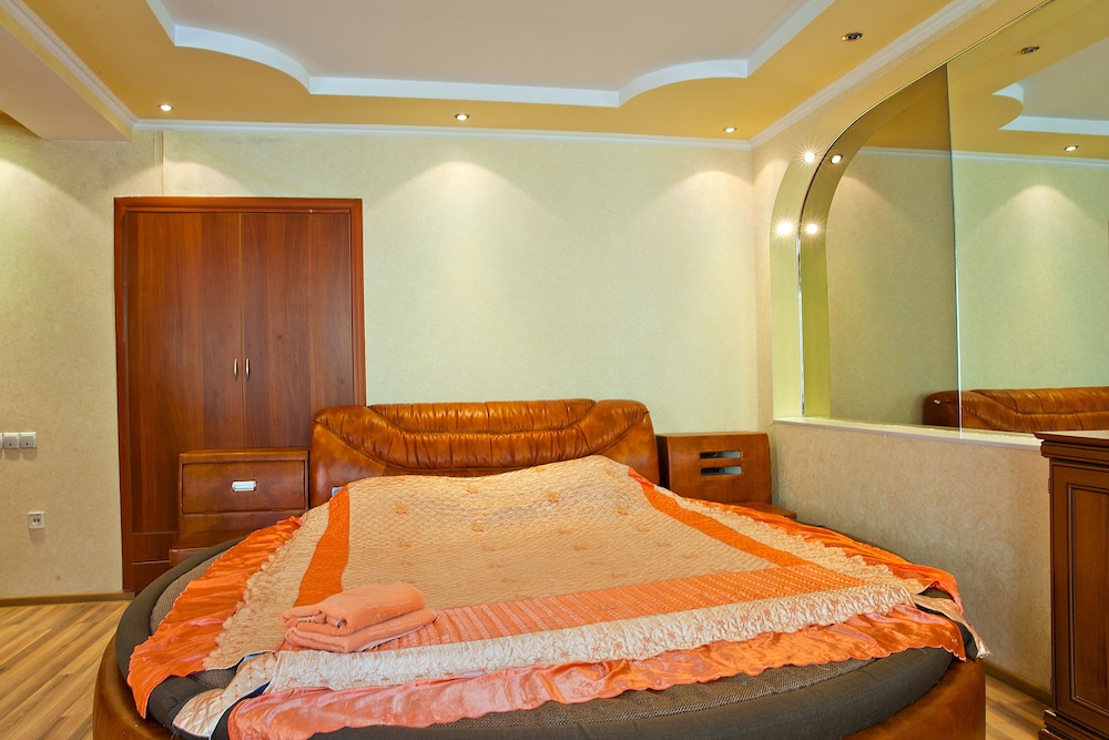 Romantic Studio Suite, Balcony (Zheltoksan Street 78) photo 2