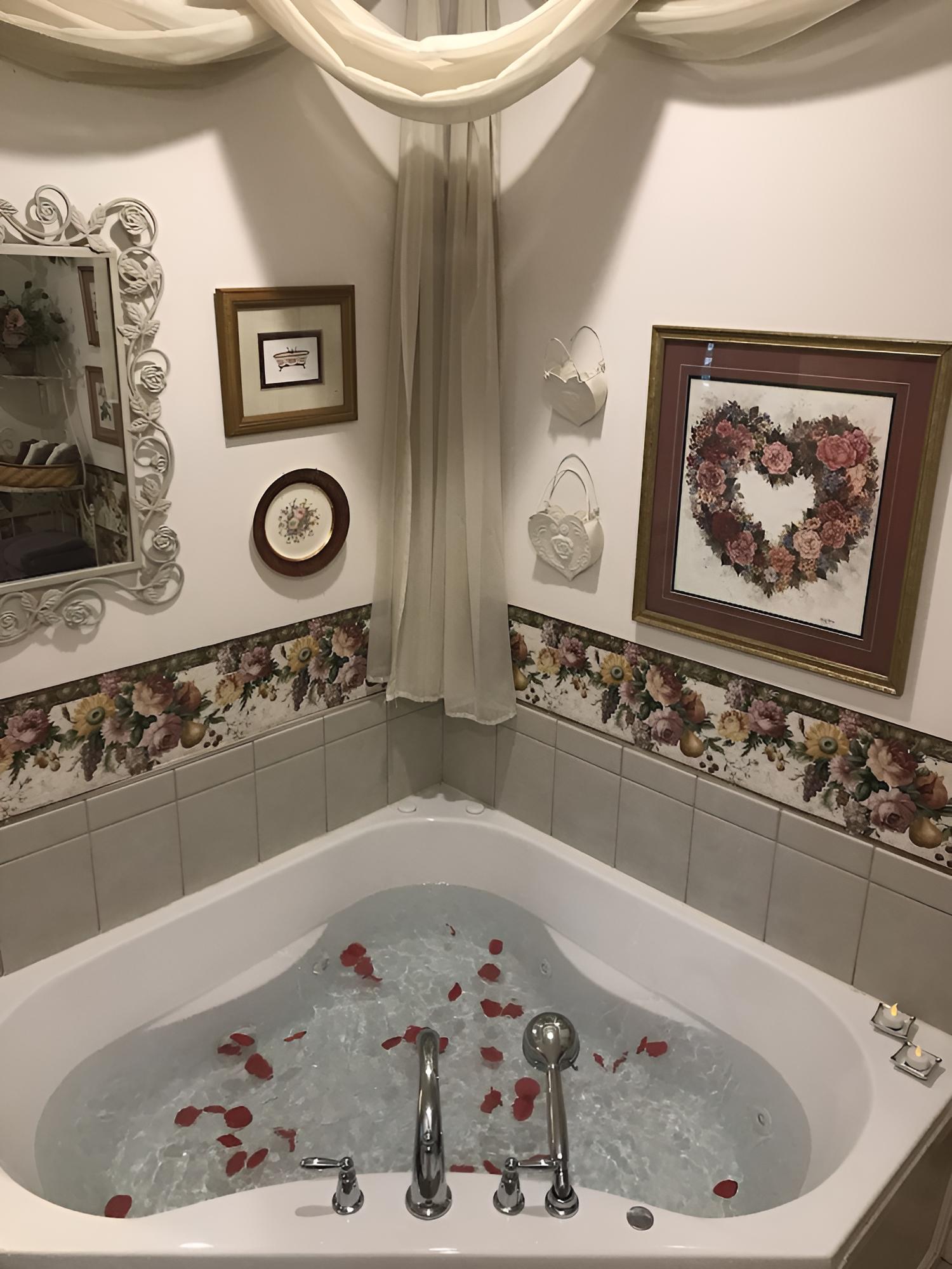 Double Room, Jetted Tub (Bed of Roses) photo 2