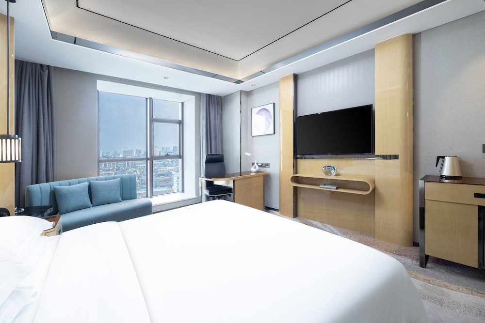 Deluxe Room, 1 King Bed, Smoking, City View photo 3