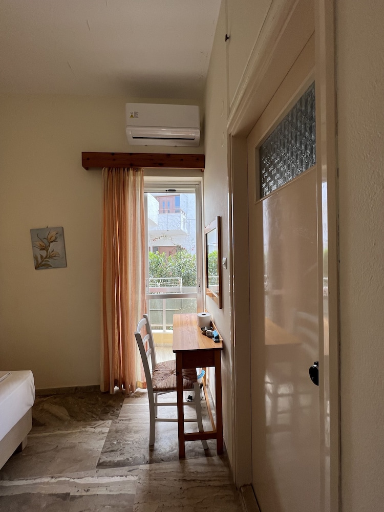 Economy Twin Room photo 3