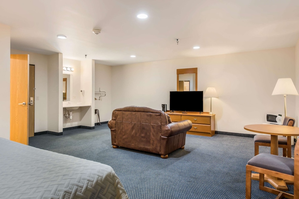Suite, 1 King Bed, Accessible, Non Smoking - Photo 2
