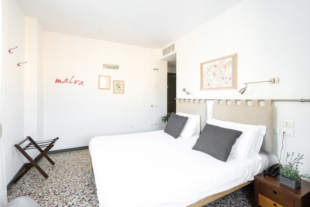 Superior Double Room, Canal View photo 1
