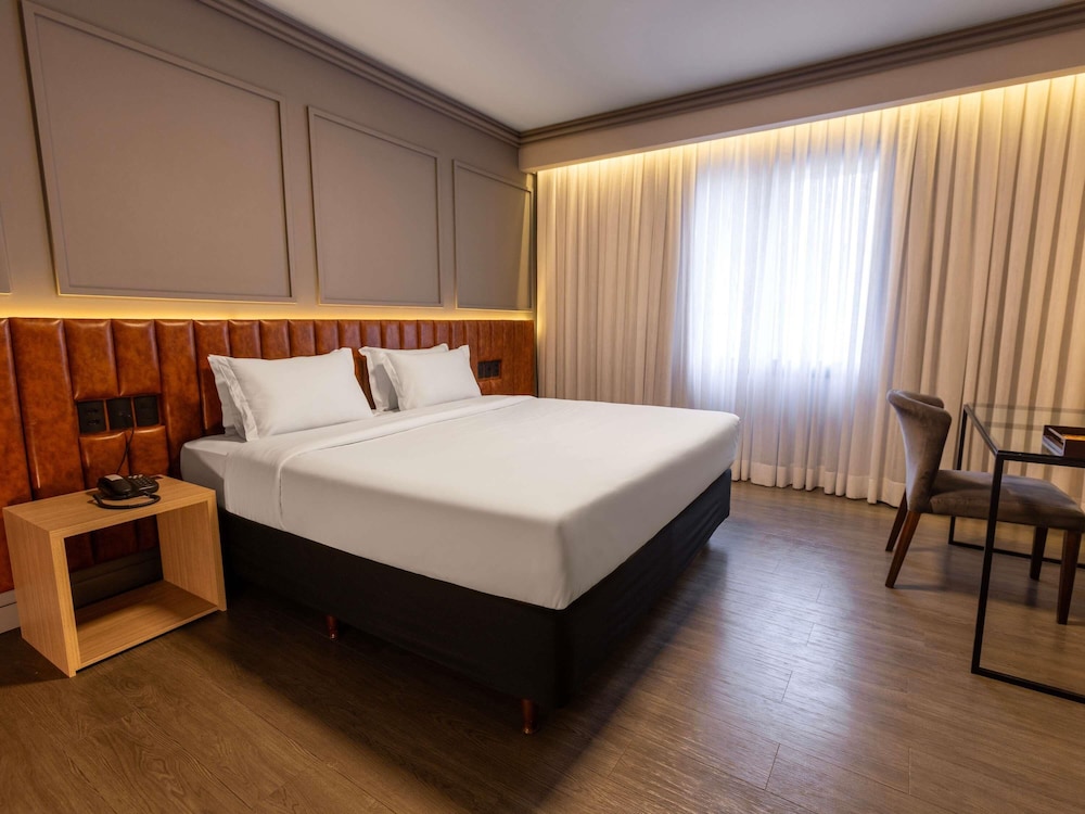 Premium Room, 1 Queen Bed, Mobility Accessible (Luxury) - Photo 4