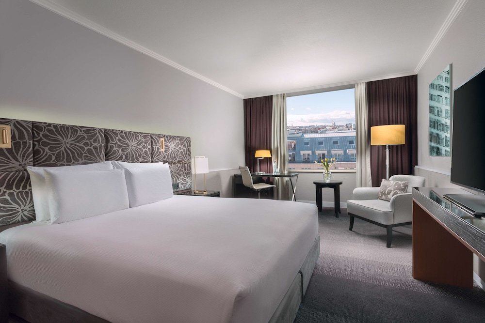 Suite, 1 King Bed thumbnail 5