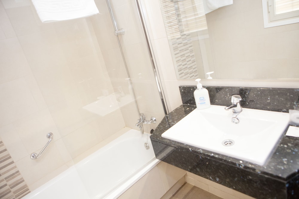 Double or Twin Room - Photo 7