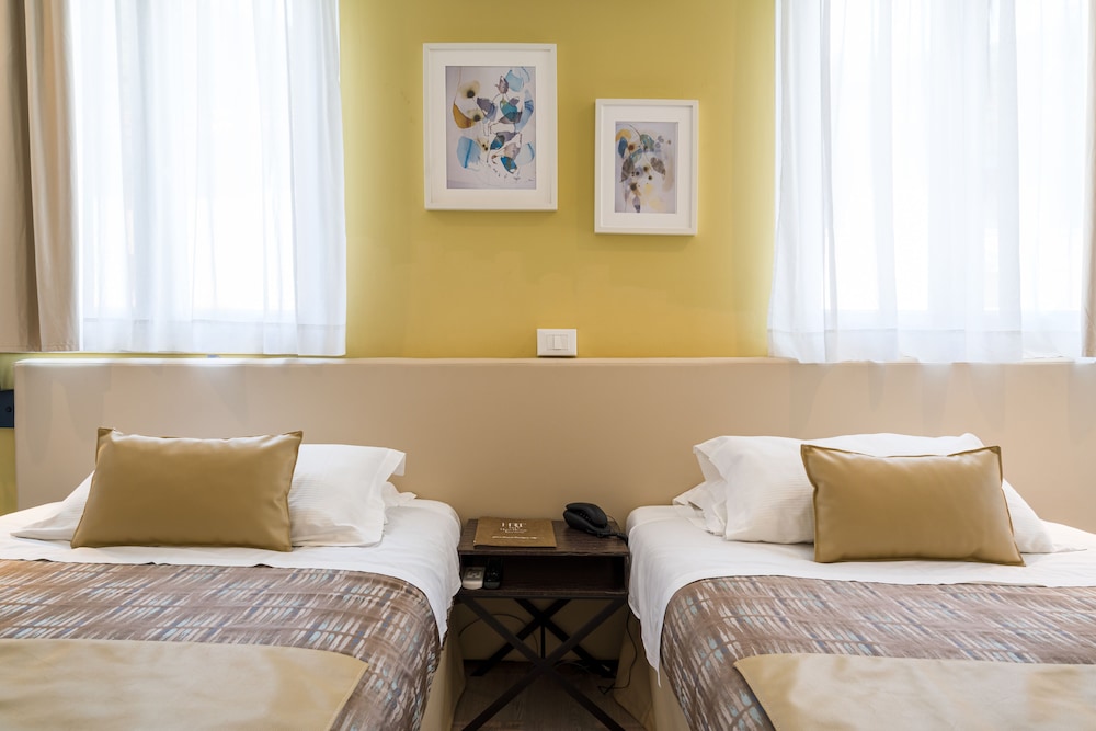 Family Room (2 French Beds) thumbnail 5