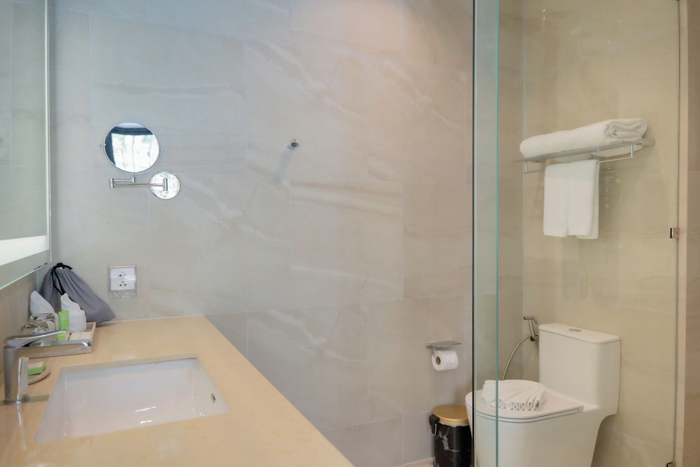 Grand Room, 1 King Bed, Pool Access (Deluxe) - Photo 12